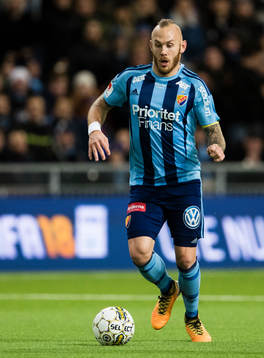 Djurgårdens Magnus Eriksson med bollen