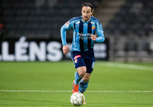 Djurgårdens Kevin Walker med bollen