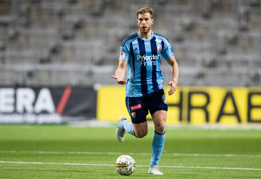 Djurgårdens Niklas Gunnarsson med bollen