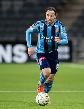 Djurgårdens Kevin Walker med bollen
