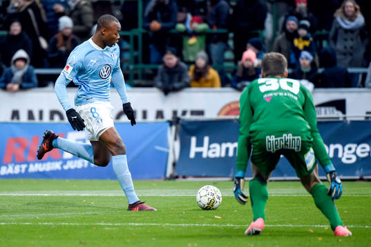 Malmö FFs Carlos Strandberg springer offside mot Sirius