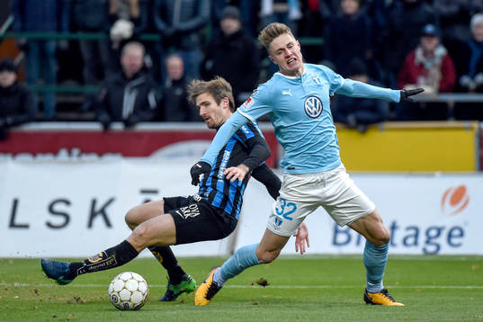 Malmö FFs Mattias Svanberg faller i en situation med