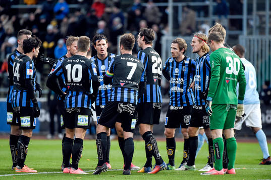 Sirius spelare pratar ihop sig