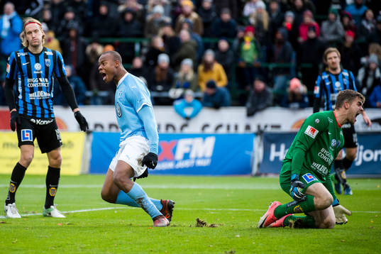 Malmö FFs Carlos Strandberg jublar samtidigt som Sirius