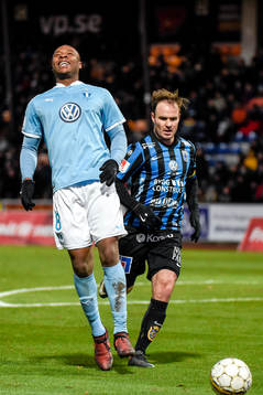 Malmö FFs Carlos Strandberg grinar illa