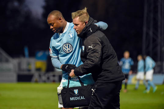 Malmö FFs Carlos Strandberg lämnar planen skadad