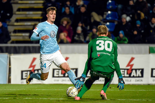 Malmö FFs Pavle Vagic och Sirius målvakt Lukas Jonsson
