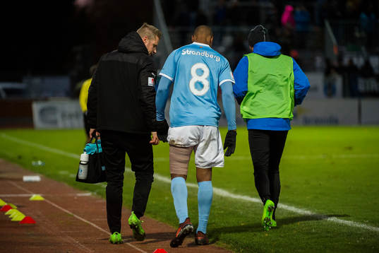 Malmö FFs Carlos Strandberg lämnar planen