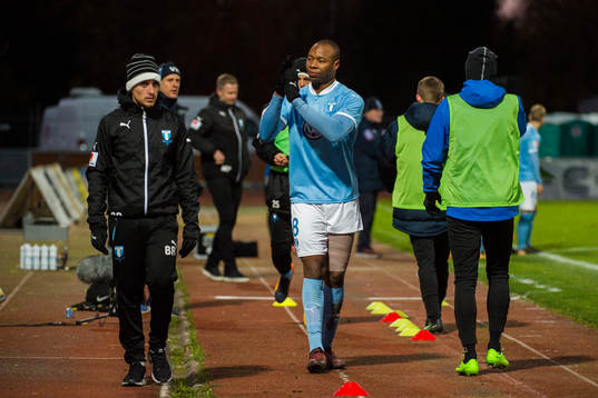 Malmö FFs Carlos Strandberg lämnar planen