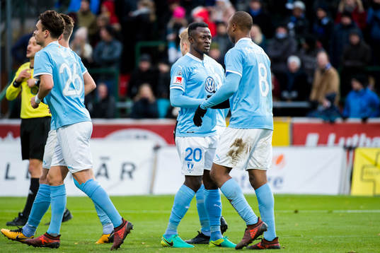 Malmö FFs Bonke Innocent och Carlos Strandberg jublar