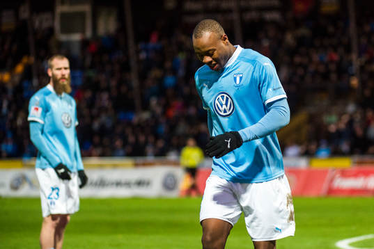 Malmö FFs Carlos Strandberg har ont
