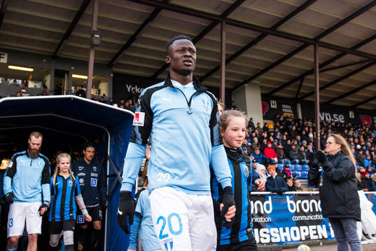 Malmö FFs Bonke Innocent före fotbollsmatchen i