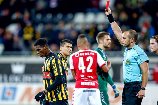 Häckens Mohammed Abubakari får rött kort av domare