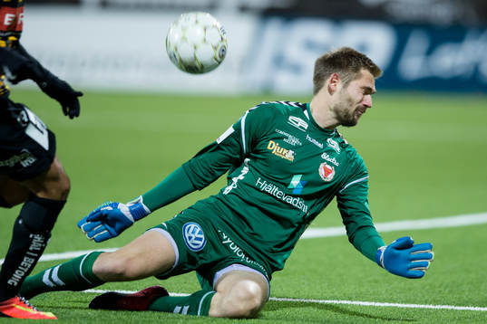 Kalmars målvakt Lucas Hägg-Johansson räddar ett skott