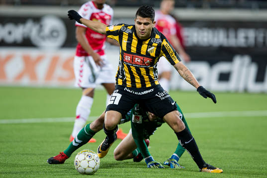 Häckens Paulinho rundar Kalmars målvakt Lucas