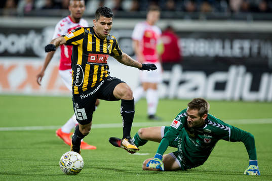 Häckens Paulinho rundar Kalmars målvakt Lucas