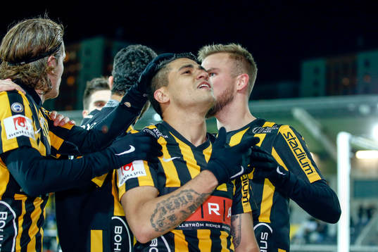 Häckens Paulinho jublar med lagkamrater