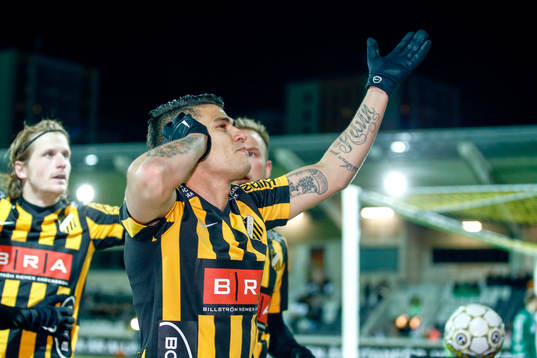 Häckens Paulinho jublar med lagkamrater
