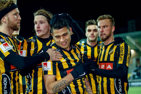 Häckens Paulinho jublar med lagkamrater