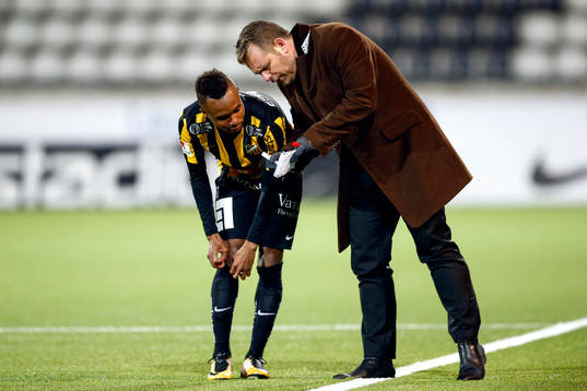 Häckens tränare Mikael Stahre ger instruktioner till