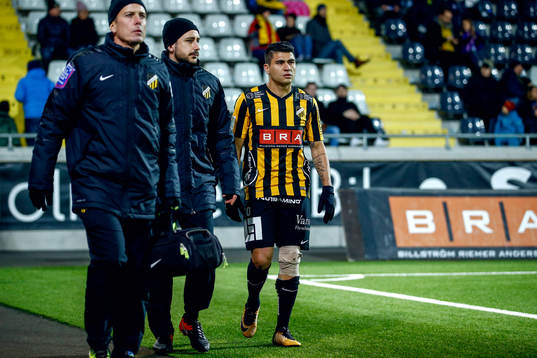 Häckens Paulinho tvingas utgå skadad