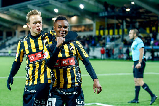 Häckens Joel Andersson och Nasiru Mohammed jublar