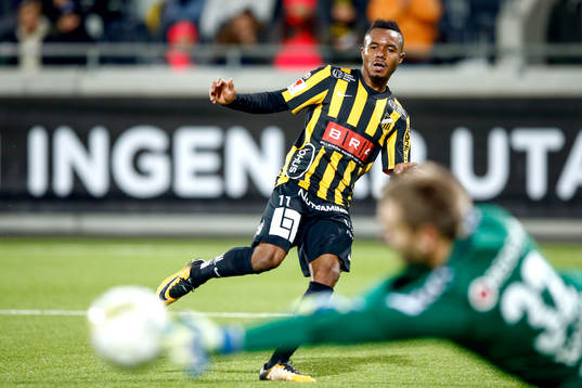 Häckens Nasiru Mohammed och Kalmars målvakt Lucas