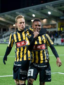 Häckens Nasiru Mohammed jublar ihop med Joel Andersson