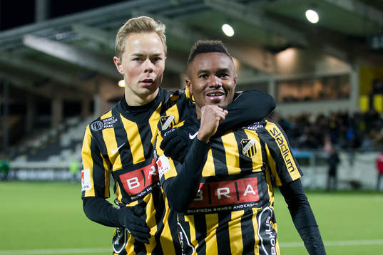Häckens Nasiru Mohammed jublar ihop med Joel Andersson