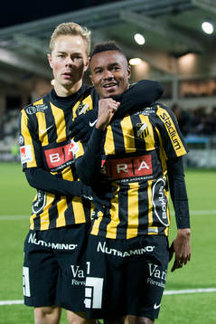 Häckens Nasiru Mohammed jublar ihop med Joel Andersson