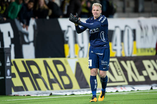 Häckens målvakt Peter Abrahamsson tackar publiken