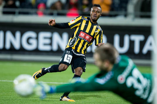 Häckens Nasiru Mohammed skjuter ett skott som Kalmars