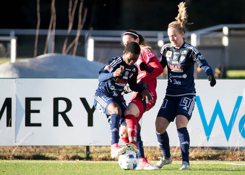 Kvarnsvedens Temwa Chawinga i fotbollsmatchen i