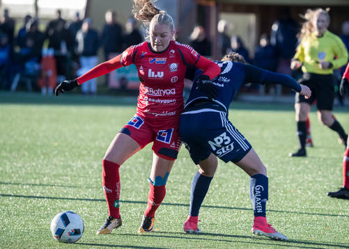 Kamp om boillen i fotbollsmatchen i damallsvenskan mellan