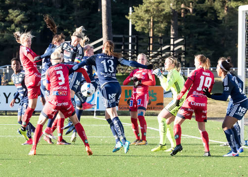 Chans framför Kvarnsvedens mål i fotbollsmatchen i