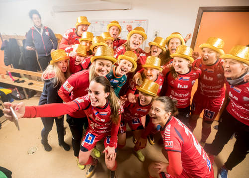 Linköpings Kosovare Asllani längst fram jublar och tar en