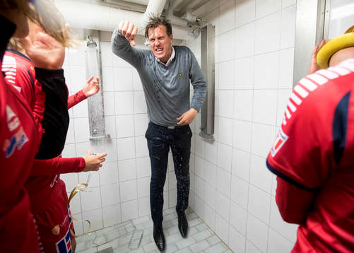 Linköpings spelarna duschar tränare Kim Björkegren
