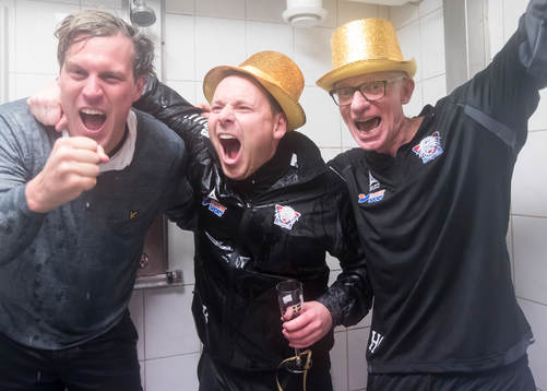 Linköpings spelarna duschar tränare Kim Björkegren