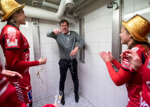 Linköpings spelarna duschar tränare Kim Björkegren