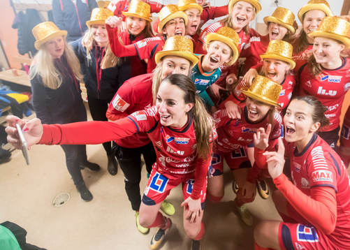 Linköpings Kosovare Asllani längst fram jublar och tar en