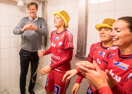 Linköpings spelarna duschar tränare Kim Björkegren
