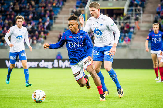 Chidera Ejuke of Vålerenga and Bjørn Bermann Sigurdarson