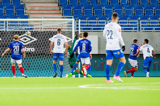 Ruben Gabrielsen of Molde scores 1-2