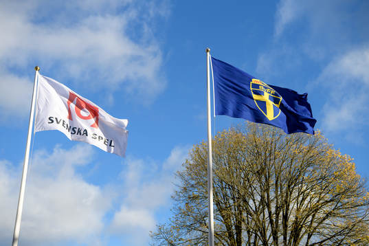 Svenska spel och Svenska fotbollsförbundets flaggor