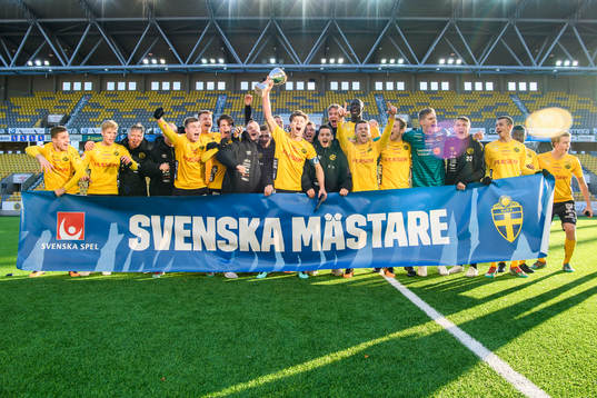 Elfsborgs lagkapten Mattias Özgün jublar med övriga