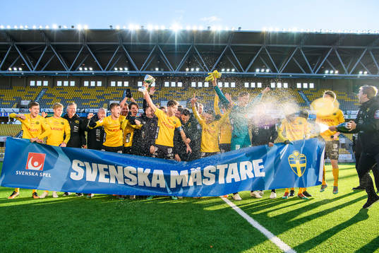 Elfsborgs lagkapten Mattias Özgün jublar med övriga