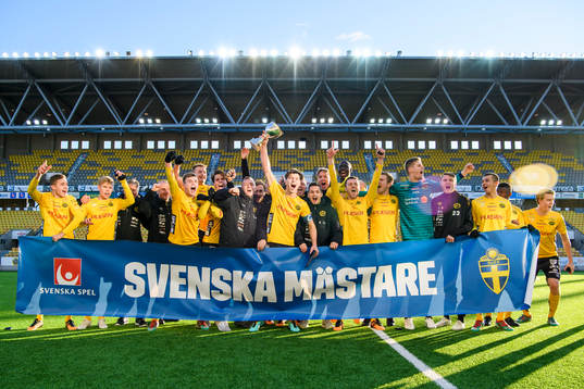 Elfsborgs lagkapten Mattias Özgün jublar med övriga