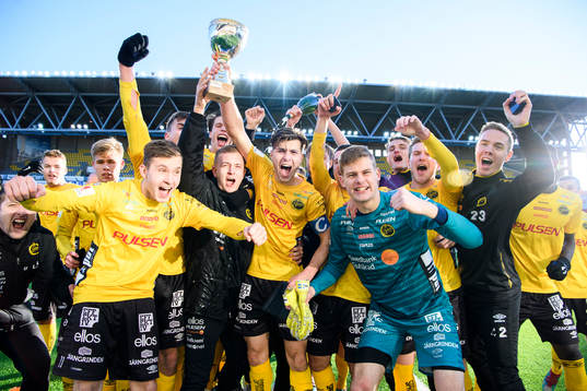 Elfsborgs lagkapten Mattias Özgün jublar med övriga