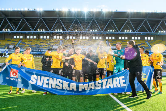 Elfsborgs lagkapten Mattias Özgün jublar med övriga