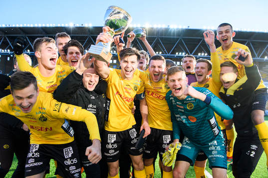 Elfsborgs lagkapten Mattias Özgün jublar med övriga